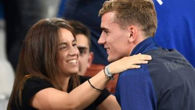 El delantero Antoine Griezmann y Erika Choperena.