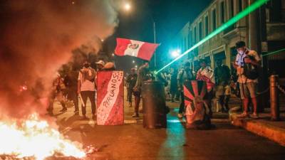 Cientos de manifestantes son vistos en una calle del centro de Lima (Perú), en una fotografía de archivo.