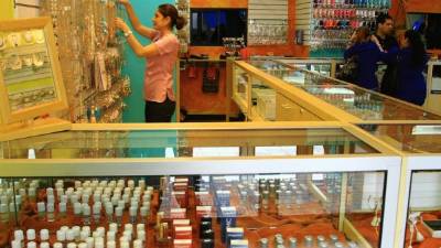 La bisutería forma parte de los productos que ofrecen mipymes. Foto: Cristina Santos.