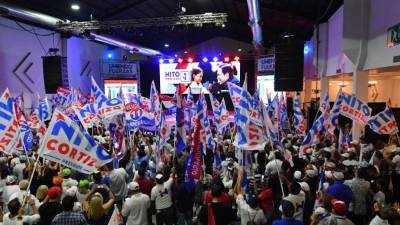 Los partidarios del candidato presidencial panameño del Partido Revolucionario Democrático (PRD), Laurentino Cortizo, se reúnen mientras esperan los resultados del recuento de votos, en la ciudad de Panamá. Imagen AFP
