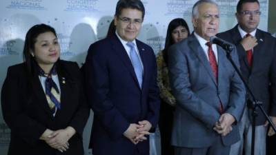El presidente del Ejecutivo, Juan Orlando Hernández (lado izquierdo) junto al presidente Mauricio Oliva (lado derecho) quien da un discurso.