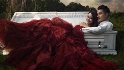 Dentro de lo macabro en general de su álbum de bodas, esta fotografía de Darren y Jenny dentro de un ataúd es la que más ha impactado.