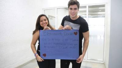 El actor colombiano Danilo Carrera con una fans en el aeropuerto Ramón Villeda Morales. Fotos Jordan Perdomo.