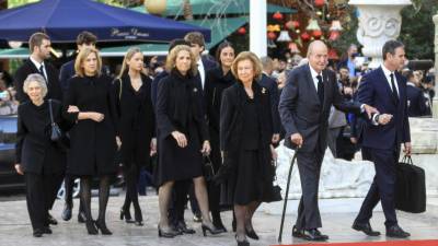 Los reyes eméritos de España, doña Sofía (3d) y don Juan Carlos (2d), acompañados por la princesa Irene de Grecia (i), las infantas Cristina (2i) y Elena (4d) y los hijos de éstas asisten al funeral por el rey Constantino de Grecia, este lunes.