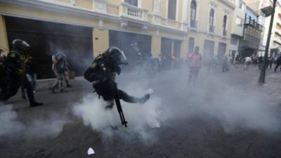 Miles de personas protestaron frente al Congreso en manifestaciones que terminaron en enfrentamientos.