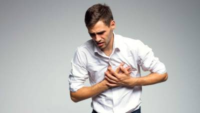 Dolor en el pecho es un síntoma frecuente ataque de corazón.