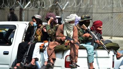 TOPSHOT - Taliban fighters guard outside the airport in Kabul on August 31, 2021, after the US has pulled all its troops out of the country to end a brutal 20-year war -- one that started and ended with the hardline Islamist in power. (Photo by Wakil KOHSAR / AFP)