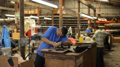 Este es el taller de la marca Calzado San Carlo, una pequeña empresa que da varios puestos de trabajo. Foto: Melvin Cubas.