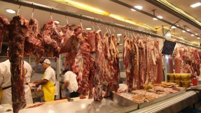 Un local de venta de carne de cerdo en mercado El Dandy.
