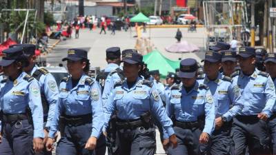 Agentes de la Dirección Nacional de Vialidad y Transporte (DNVT) desvían varios vehículos que circulan a inmediaciones de calles que fueron cerradas desde temprano, debido a la movilización gubernamental.