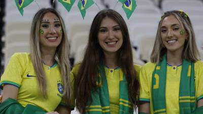 Estas son algunas de las bellas fanáticas presentes en el debut de Brasil ante Serbia en el Mundial de Qatar.