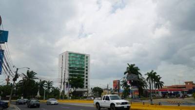 El cielo ayer lució parcialmente nublado.