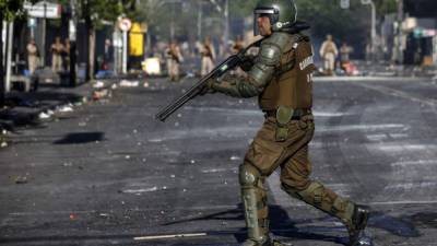 Se ve a un policía antidisturbios durante los enfrentamientos con los manifestantes en Valparaíso, Chile, el 20 de octubre de 2019. Nuevos enfrentamientos estallaron en la capital de Chile, Santiago, el domingo después de que dos personas murieron cuando un supermercado fue incendiado durante la noche mientras las protestas violentas provocaban ira por las condiciones económicas y La desigualdad social se extendió hasta el tercer día. / AFP / JAVIER TORRES