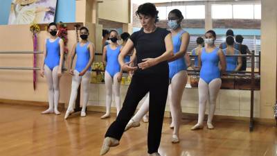 La maestra y coreógrafa Flor Alvergue imparte una clase de ballet en el Centro contemporáneo de Danza.