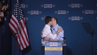 Buttigieg selló con un beso a su esposo, el docente Chasten Glezman, su lanzamiento de la campaña presidencial para las elecciones presidenciales de 2020 por el partido demócrata./AFP.