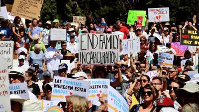 Decenas de personas se manifestaron contra las deportaciones en Colorado (EEUU).