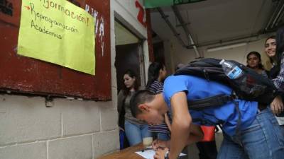 Estudiantes firmando las actas de petición.