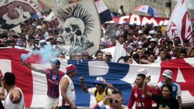 La barra Ultra Fiel ha empezado a vivir el partido de vuelta de la semifinal entre Olimpia y Motagua casi dos horas antes del juego en el estadio Nacional. Fotos Ronald Aceituno