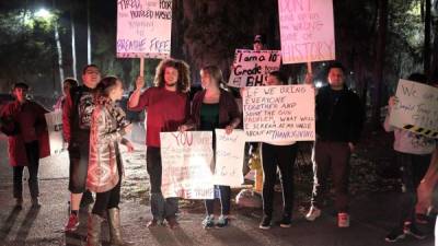 Jóvenes proinmigrantes protestan contra Trump en un mitín de campaña del precandidato republicano.