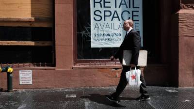 Un hombre camina frente a un local comercial en renta en la ciudad de Nueva York