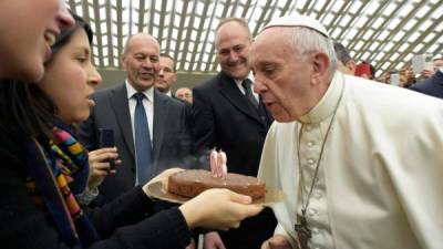 El papa Francisco tuvo una precelebración de cumpleaños este miércoles. AFP