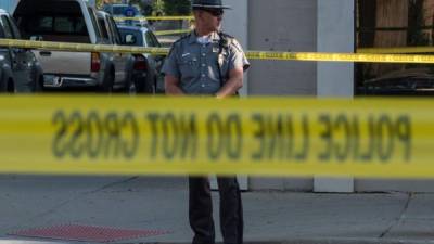 Un policía resguarda la escena en donde ocurrió el tiroteo en Dayton, Ohio.