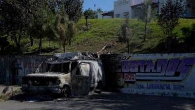 Vista de una ambulancia quemada este sábado, en San Andrés Larraínzar, en el estado de Chiapas (México). EFE/Carlos López