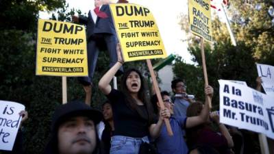 Los hispanos en EUA manifiestan su descontento hacia la campaña de Donald Trump.