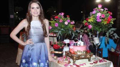 Paola Loreth Pineda Kattán fue agasajada por su nuevo título de educación superior.