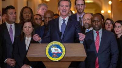 El gobernador de California, el demócrata Gavin Newsom (c), ofrece una rueda de prensa en Sacramento (Estados Unidos), en la que anunció una suspensión de las ejecuciones en su estado, donde no se ha aplicado la pena de muerte desde 2006 y hay unos 740 reos en el corredor de la muerte. EFE/ Peter Dasilva/Archivo
