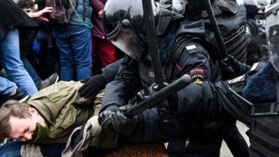 Manifestantes se enfrentan a la policía en Moscú. Las protestas en Rusia se han tornado violentas por momentos.