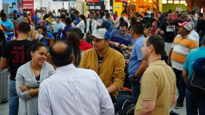 Los viajeros abarrotaron la terminal aérea ayer luego de tres días de cancelación de vuelos.