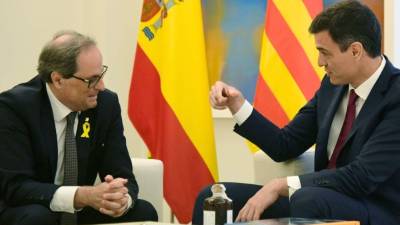 El presidente catalán, Quim Torra (izq.) manifiesta que no renuncia a la idea independentista de la región.