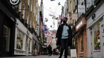 Dos hombres fueron detenidos por posesión de drogas al ocultarla en sus mascarillas.