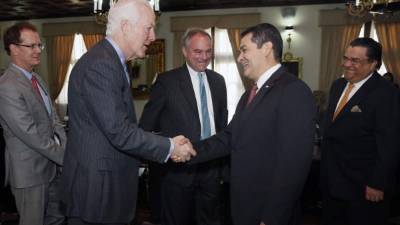 El presidente de Honduras, Juan Orlando Hernández, se reunió hoy con los senadores de EE.UU. Tim Kaine, del Partido Demócrata, y el republicano John Cornyn, con quienes habló sobre seguridad y un plan regional orientado a atraer inversiones a Centroamérica y evitar la emigración forzada.