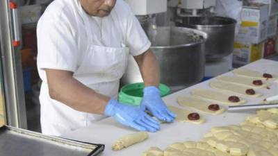 Uno de los pasteleros de la cadena de panaderías 'La Unión' fue registrado al elaborar las tradicionales 'guaguas de pan', una de las recetas mas solicitadas por estos días, en Quito (Ecuador). EFE.