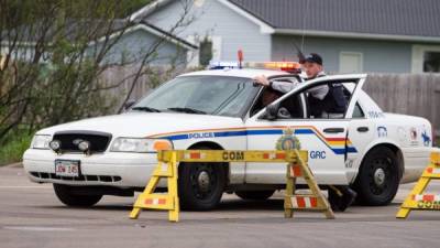 La Policía bloquea una calle principal de Wheeler Boulevard en Moncton, Canadá, durante la búsqueda de Justin Bourque, supuesto autor del asesinato de tres agentes de la Policía Montada canadiense.