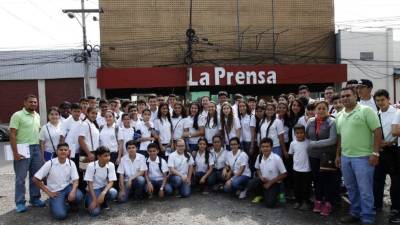 Estudiantes y maestros de Atlantic Bilingual School frente a las instalaciones de Diario LA PRENSA.