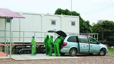 El hospital móvil pasa lleno de pacientes con coronavirus de varios municipios de Copán.