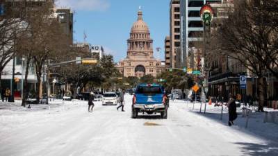 Acostumbrados a los récords de calor, los residentes de Texas se han visto particularmente afectados por las históricas nevadas que han cubierto de un manto blanco las principales ciudades del estado sureño tras el azote de la tormenta Uri.