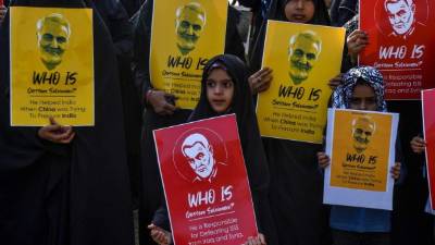 Los musulmanes sostienen carteles que representan al general iraní Qasim Suleimani para protestar contra la acción militar estadounidense por el asesinato del general en Irak, durante una manifestación en Mumbai el 9 de enero de 2020. / AFP / INDRANIL MUKHERJEE