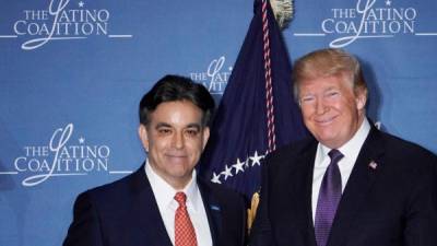 El presidente de la Coalición de Latinos en EEUU, Hector Barreto, posa junto al mandatario estadounidense Donald Trump.//AFP.