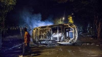 Fotografía de un vehículo incinerado durante las protestas de este jueves en Managua (Nicaragua). EFE