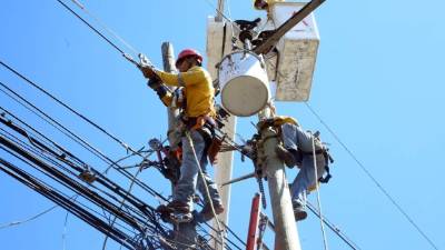 Técnicos trabajan en el mantenimiento de líneas de conducción en San Pedro Sula. FOTO: Archivo