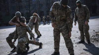 Soldados voluntarios del batallón policial de Ucrania realizan entrenamientos en Ucrania.