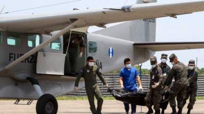 La Fuerza Aérea Hondureña trasladó ayer los cuerpos desde Roatán a la Base Aérea Armando Escalón.