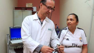 El dcotor Daniel Alcocer les explica a sus pacientes el procedimiento antes de practicarlo.