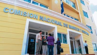 Usuarios en las afueras de la CNBS en Tegucigalpa.