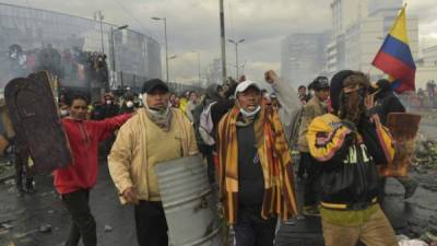 En imagen una protesta en Ecuador que se derivó en enfrentamientos fuertes entre manifestantes y las fuerzas de seguridad. Foto de archivo.