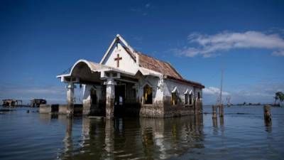 Varias ciudades ubicadas en el norte del archipiélago filipino están desapareciendo rápidamente bajo el agua debido al hundimiento gradual en las entrañas de la tierra en esta localidad.